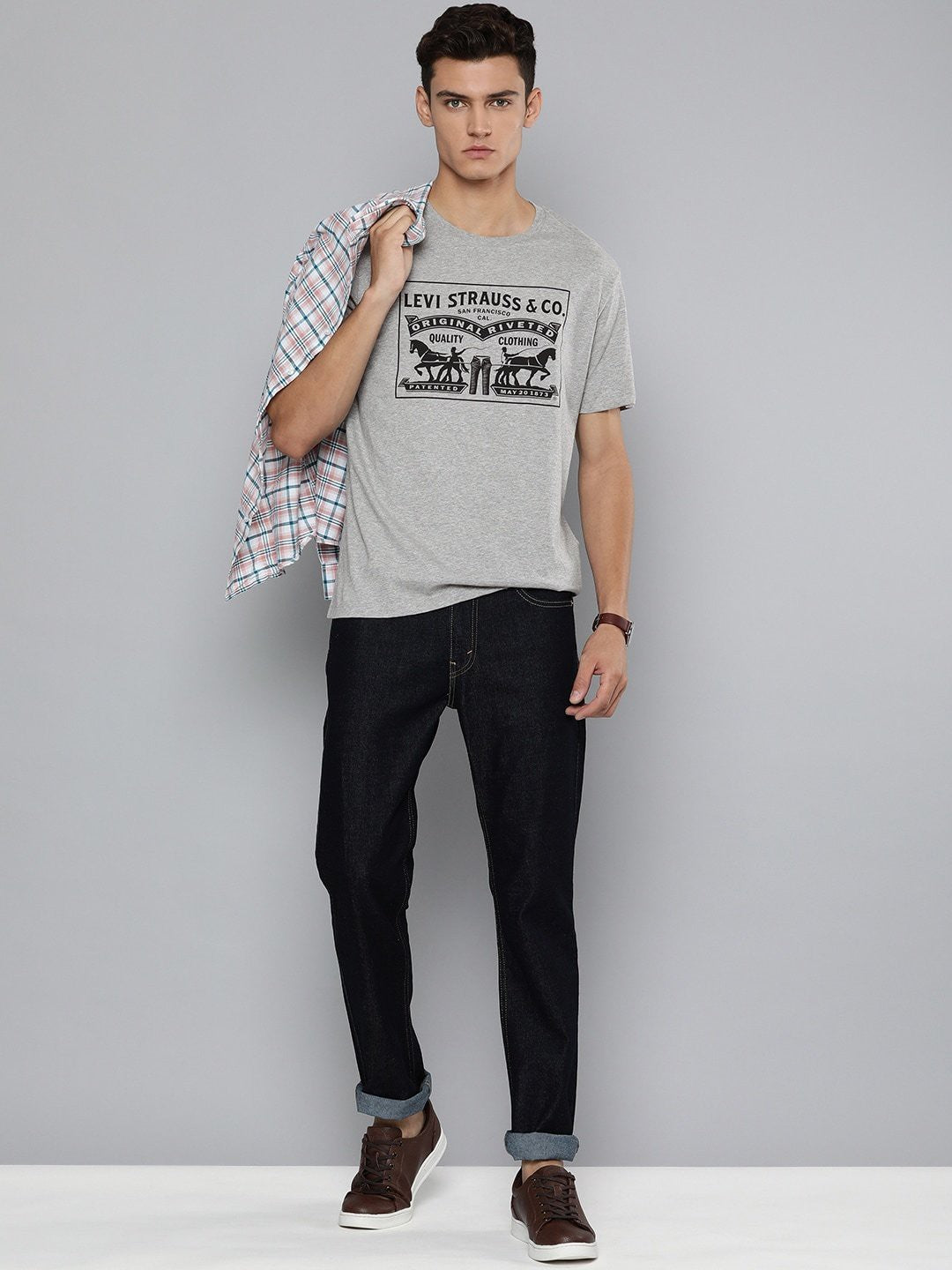 Levi's Men's Slim Fit Tee Men Graphic Print Round Neck Pure Cotton Grey T-Shirt