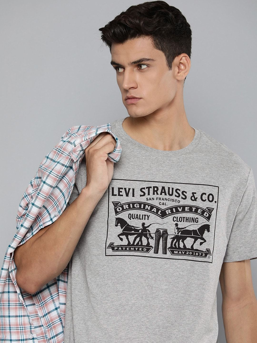 Levi's Men's Slim Fit Tee Men Graphic Print Round Neck Pure Cotton Grey T-Shirt